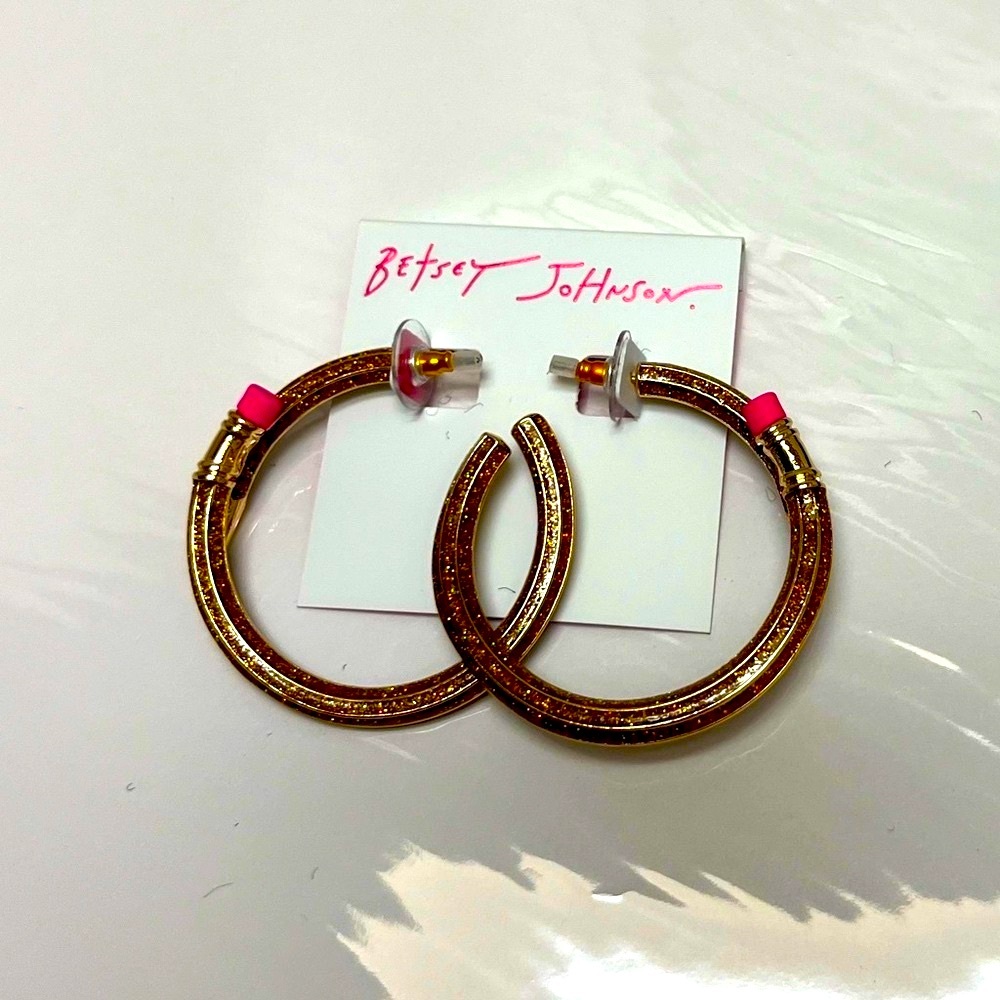 NWT ⚜️✏️⚜️ Betsey Johnson Gold-Tone Pencil Hoop Earrings - Picture 6 of 7
